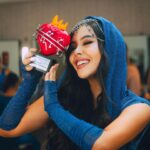 Juliana Velásquez Instagram - NUESTRO PRIMER PREMIO NUESTRA TIERRA PIPOLCITAAAAAAA 😭✊🏽🕯️🩵🥹🇨🇴 Tengo el corazon casi tan flameante e infladito como el de la foto ❤️‍🔥 Gracias a CADA PERSONA que votó y cada alma que hace parte de este sueño y de mi música. Pocas cosas en la vida me hacen sentir tan orgullosa como decir que SOY COLOMBIANA 🇨🇴 Y que este es el país en el que crecí pero también… El país que con amor ME HA VISTO CRECER. Que viva EL POP FEMENINO 💜 y toda la música hecha desde el alma. Abrazo a todas mis demás amigas y colegas nominadas y les agradezco por todo lo que entre todas, estamos construyendo ✊🏽 Y BENDITA SEA LA MÚSICA. Y Mamá, eres mi premio favorito. @premiosnuestratierra