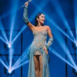 Juliana Velásquez Instagram - ASÍ CERRAMOS CON NUESTRA TERCERA FECHA DE “MAR ADENTRO” EN CONCIERTO 🩵🥹🌊📖🪄😭 Lo que viví estas 3 noches con ustedes es simplemente MÁGICO. Se los dije el último día (mal pero se los dije jajaja) Si de ustedes se trata SIEMPRE me va a sobrar el combustible 😭 Gracias por hacer nuestro cielo cada noche arder ✊🏽 #MarAdentroEnConcierto 📸: @eljuanpa___ y @1javierfranco 🩵