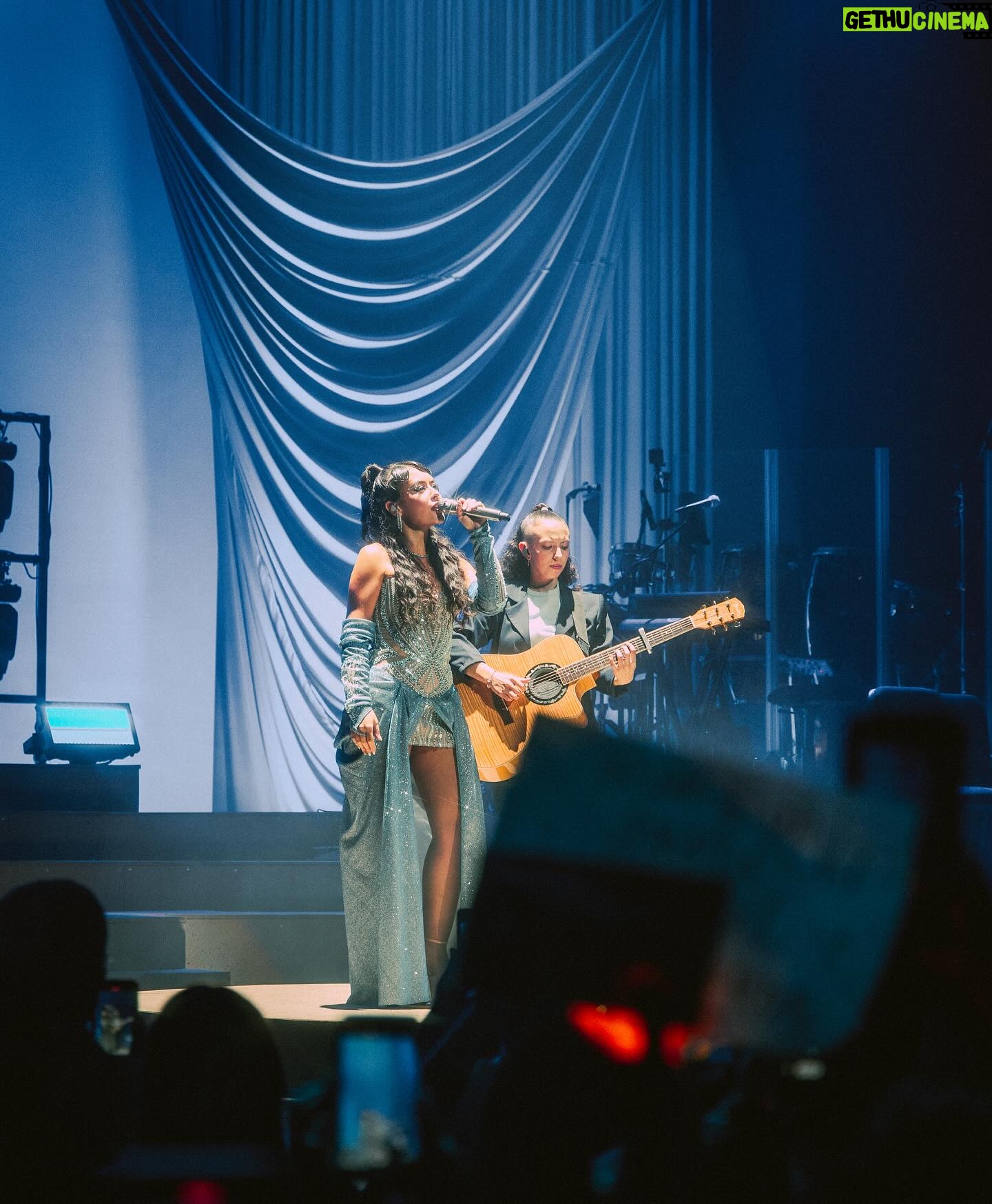 Juliana Velásquez Instagram - ASÍ CERRAMOS CON NUESTRA TERCERA FECHA DE “MAR ADENTRO” EN CONCIERTO 🩵🥹🌊📖🪄😭 Lo que viví estas 3 noches con ustedes es simplemente MÁGICO. Se los dije el último día (mal pero se los dije jajaja) Si de ustedes se trata SIEMPRE me va a sobrar el combustible 😭 Gracias por hacer nuestro cielo cada noche arder ✊🏽 #MarAdentroEnConcierto 📸: @eljuanpa___ y @1javierfranco 🩵
