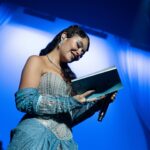 Juliana Velásquez Instagram - ASÍ CERRAMOS CON NUESTRA TERCERA FECHA DE “MAR ADENTRO” EN CONCIERTO 🩵🥹🌊📖🪄😭 Lo que viví estas 3 noches con ustedes es simplemente MÁGICO. Se los dije el último día (mal pero se los dije jajaja) Si de ustedes se trata SIEMPRE me va a sobrar el combustible 😭 Gracias por hacer nuestro cielo cada noche arder ✊🏽 #MarAdentroEnConcierto 📸: @eljuanpa___ y @1javierfranco 🩵