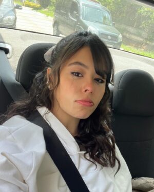 Juliana Velásquez Instagram - S o y  e s t a . . .
•
•
•
Y esta y esta, y esta también. 
Cuál de tus cinco Julianas de la suerte es tu favorita? 🪭🫰🏽🫧💘🌊