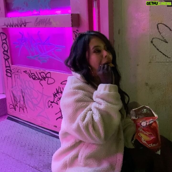 Juliana Velásquez - 22.6K Likes - S o y e s t a . . .
•
•
•
Y esta y esta, y esta también.
Cuál de tus cinco Julianas de la suerte es tu favorita? 🪭🫰🏽🫧💘🌊