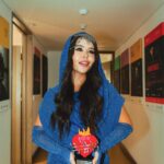 Juliana Velásquez Instagram - NUESTRO PRIMER PREMIO NUESTRA TIERRA PIPOLCITAAAAAAA 😭✊🏽🕯️🩵🥹🇨🇴 Tengo el corazon casi tan flameante e infladito como el de la foto ❤️‍🔥 Gracias a CADA PERSONA que votó y cada alma que hace parte de este sueño y de mi música. Pocas cosas en la vida me hacen sentir tan orgullosa como decir que SOY COLOMBIANA 🇨🇴 Y que este es el país en el que crecí pero también… El país que con amor ME HA VISTO CRECER. Que viva EL POP FEMENINO 💜 y toda la música hecha desde el alma. Abrazo a todas mis demás amigas y colegas nominadas y les agradezco por todo lo que entre todas, estamos construyendo ✊🏽 Y BENDITA SEA LA MÚSICA. Y Mamá, eres mi premio favorito. @premiosnuestratierra
