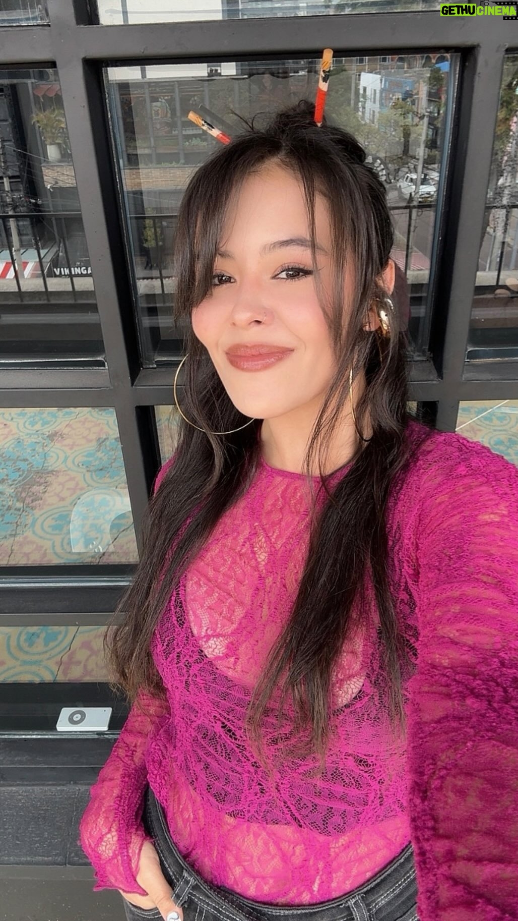Juliana Velásquez Instagram - R E S I S T 2 E N 1 💘 Feliz estrenando mi nueva base en polvo de @voguecosmeticos Perfecta pa’ las jornaditas largas y fácil de llevar a todos lados. Después de conocer esta belleza, difícil dejar de usarla 🫰🏽🫧 Ya la probaron? #VogueCosmeticos #VogueMakeup #VogueResist #publicidad