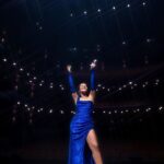 Juliana Velásquez Instagram - PRIMERA NOCHE de “Mar Adentro en Concierto” 🩵🌌🌊📖🕯️ Las lágrimas y la sonrisa se desbordaron 🫧 Pipolcita, sepan que si de ustedes se trata… SIEMPRE sobrará el combustible 😭 Nos vemos esta noche de nuevo Bogotá 🌌 #MarAdentroEnConcierto Diseño de vestuario: @julianareyes1 @lajulieta.producciones Ejecutado x @mercedesolano_moda 👑🩵 📸: @1javierfranco 📸 2: @eljuanpa___
