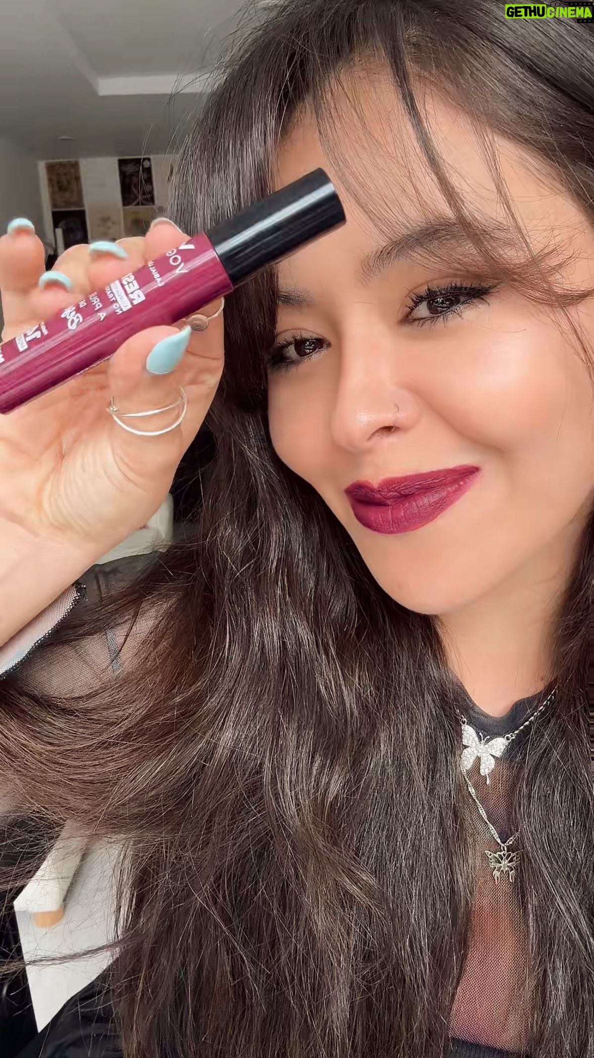 Juliana Velásquez Instagram - EL MATCH PERFECTO 💅🏼💄🩵🪘 No hay nada mejor que encontrar una combinación perfecta y mas con la nueva colección Latin Flow de @voguecosmeticos 🫧 por eso amo mezclar diferentes géneros en mi música, tengo tantos favoritos que escoger uno es imposible. ¿Ustedes con cuál se quedan? 😏 #voguemakeup #voguecosmeticos #latinflowfest #vogueresist #publicidad