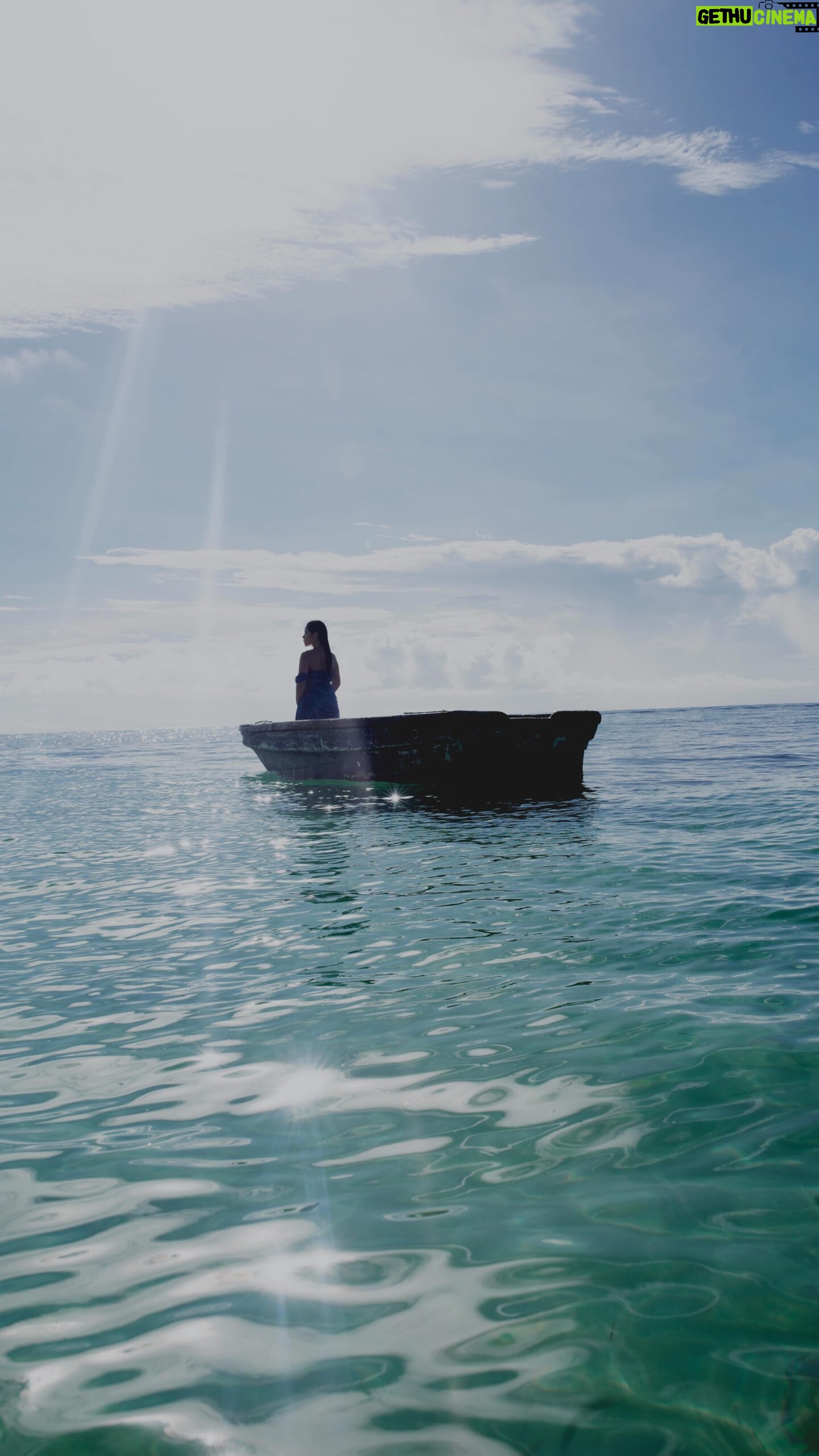 Juliana Velásquez Instagram - LES TENEMOS UN REGALO JUNTO A HONOR 🌊🪸📖🫧💘 • • • Para que puedan leer “MAR ADENTRO” y sentirlo como se debe, les tenemos este give away 📖🪸🐋 Sigan las instrucciones del concurso en la cuenta oficial de Honor: @honorcolombia y a sumergirseeeeeee.