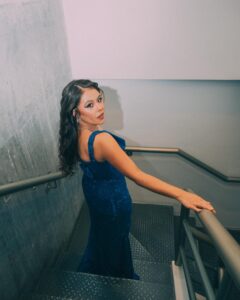Juliana Velásquez Instagram - PRIMERA NOCHE de “Mar Adentro en Concierto” 🩵🌌🌊📖🕯️ Las lágrimas y la sonrisa se desbordaron 🫧 Pipolcita, sepan que si de ustedes se trata… SIEMPRE sobrará el combustible 😭 Nos vemos esta noche de nuevo Bogotá 🌌 #MarAdentroEnConcierto Diseño de vestuario: @julianareyes1 @lajulieta.producciones Ejecutado x @mercedesolano_moda 👑🩵 📸: @1javierfranco 📸 2: @eljuanpa___