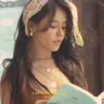 Juliana Velásquez Instagram - Amarillo Joaquín 🌻🌬️📖 #MarAdentro