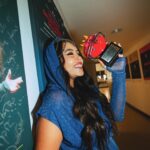Juliana Velásquez Instagram - NUESTRO PRIMER PREMIO NUESTRA TIERRA PIPOLCITAAAAAAA 😭✊🏽🕯️🩵🥹🇨🇴 Tengo el corazon casi tan flameante e infladito como el de la foto ❤️‍🔥 Gracias a CADA PERSONA que votó y cada alma que hace parte de este sueño y de mi música. Pocas cosas en la vida me hacen sentir tan orgullosa como decir que SOY COLOMBIANA 🇨🇴 Y que este es el país en el que crecí pero también… El país que con amor ME HA VISTO CRECER. Que viva EL POP FEMENINO 💜 y toda la música hecha desde el alma. Abrazo a todas mis demás amigas y colegas nominadas y les agradezco por todo lo que entre todas, estamos construyendo ✊🏽 Y BENDITA SEA LA MÚSICA. Y Mamá, eres mi premio favorito. @premiosnuestratierra