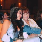 Juliana Velásquez Instagram - NUESTRO PRIMER PREMIO NUESTRA TIERRA PIPOLCITAAAAAAA 😭✊🏽🕯️🩵🥹🇨🇴 Tengo el corazon casi tan flameante e infladito como el de la foto ❤️‍🔥 Gracias a CADA PERSONA que votó y cada alma que hace parte de este sueño y de mi música. Pocas cosas en la vida me hacen sentir tan orgullosa como decir que SOY COLOMBIANA 🇨🇴 Y que este es el país en el que crecí pero también… El país que con amor ME HA VISTO CRECER. Que viva EL POP FEMENINO 💜 y toda la música hecha desde el alma. Abrazo a todas mis demás amigas y colegas nominadas y les agradezco por todo lo que entre todas, estamos construyendo ✊🏽 Y BENDITA SEA LA MÚSICA. Y Mamá, eres mi premio favorito. @premiosnuestratierra