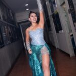 Juliana Velásquez Instagram - LO DE ANOCHE FUE, ALUCINANTE 🥹😭🩵🌊📖 No alcanzan las palabras para explicar la luz y el amor que se sintió en la SEGUNDA FECHA de “MAR ADENTRO” en vivo 🫧 (La primera que existió). GRACIAS X SIEMPRE SER MÁS DE LO QUE CUALQUIER PERSONA SE MERECE 😭 HOY, CERRAMOS CON BROCHE DE ORO MI CIUDAD. #MarAdentroEnConcierto 📸: @eljuanpa___ y @1javierfranco Vestuario: @julianareyes1 @lajulieta.producciones Ejecución: @mercedesolano_moda 🩵 Mk&Hair: @lamajamakeup x @andreacreeenlamagia