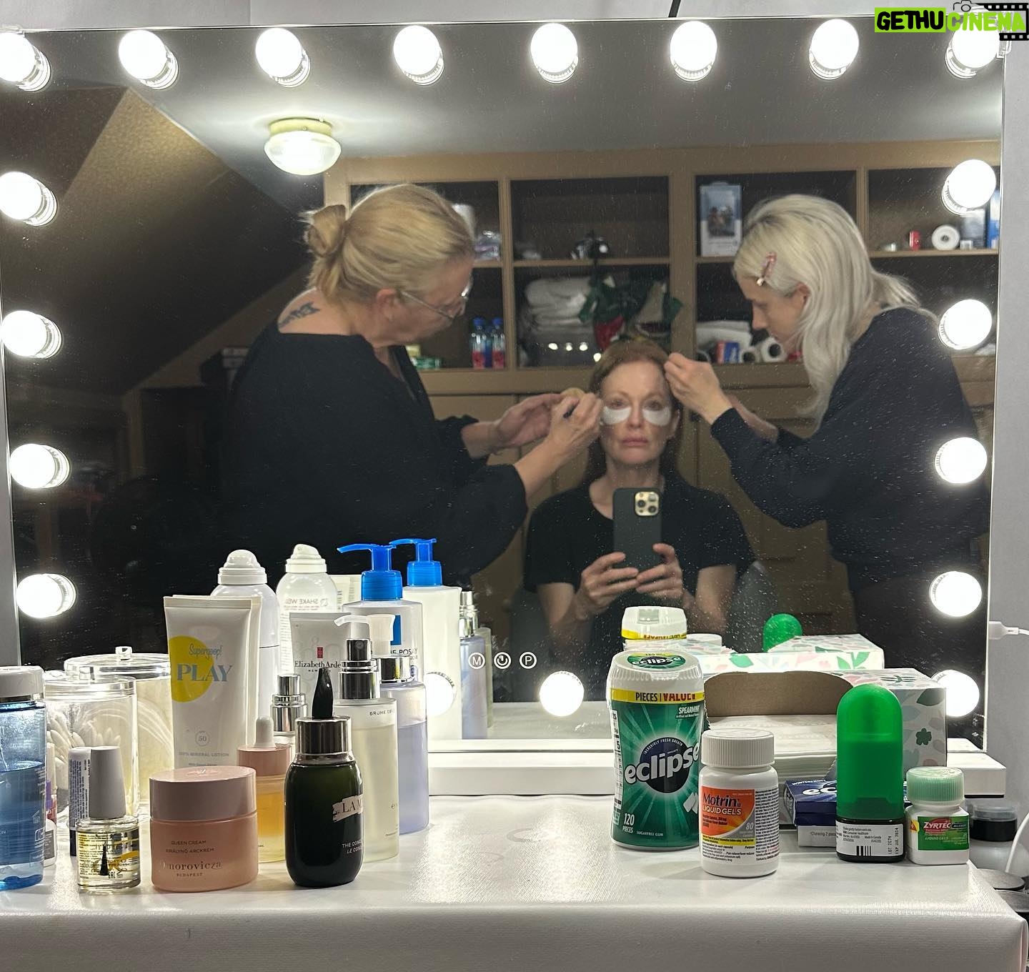 Julianne Moore Instagram - This was 4:26am a couple of weeks ago. Look at these queens go. Love you @susanreillylehane and @nicolebridgeford ❤️❤️❤️ #hairandmakeup