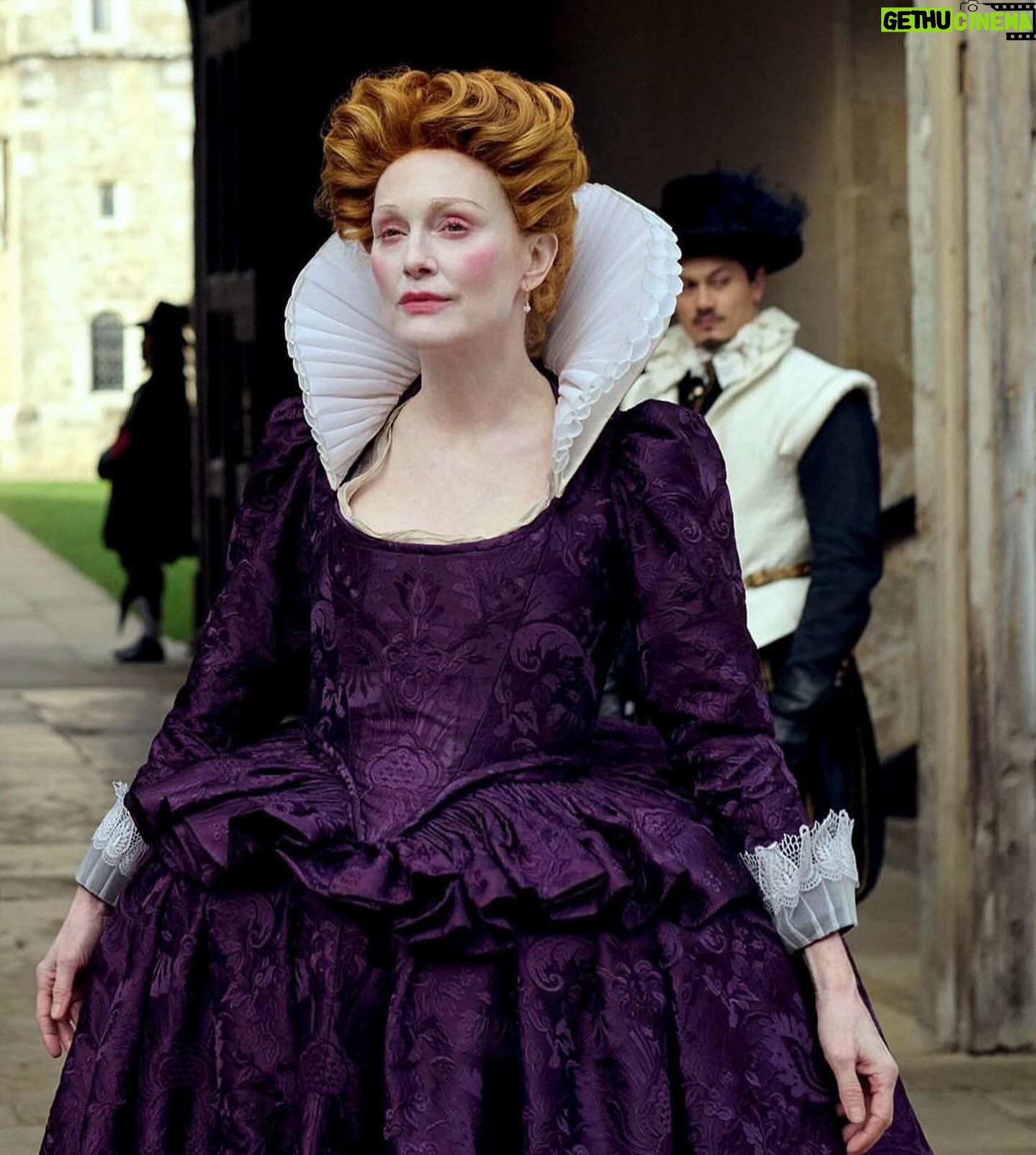 Julianne Moore Instagram - In my Easter outfit. 🐣 @annieruthsymons #maryandgeorge @starz @skytv