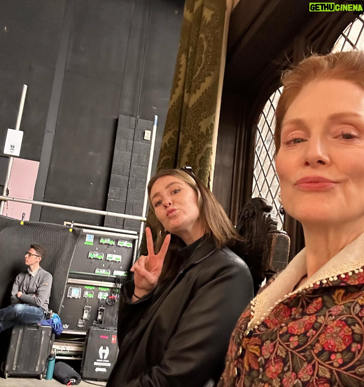 Julianne Moore Instagram - See the queen behind me? That’s Laura Callahan, the world’s best PA. I am astonished by her ability to be empathetic, intuitive, and caring crossed with her bad ass knack for getting things done. I loved seeing her gorgeous face everyday and I’m going to miss her so much!!!! My loss is someone else’s gain @lorrss !!! Thank you for being you - love you Laura. ❤️❤️❤️❤️❤️❤️❤️❤️❤️ #maryandgeorge