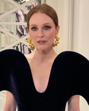 Julianne Moore Instagram - In the hotel …  #london
#maryandgeorge