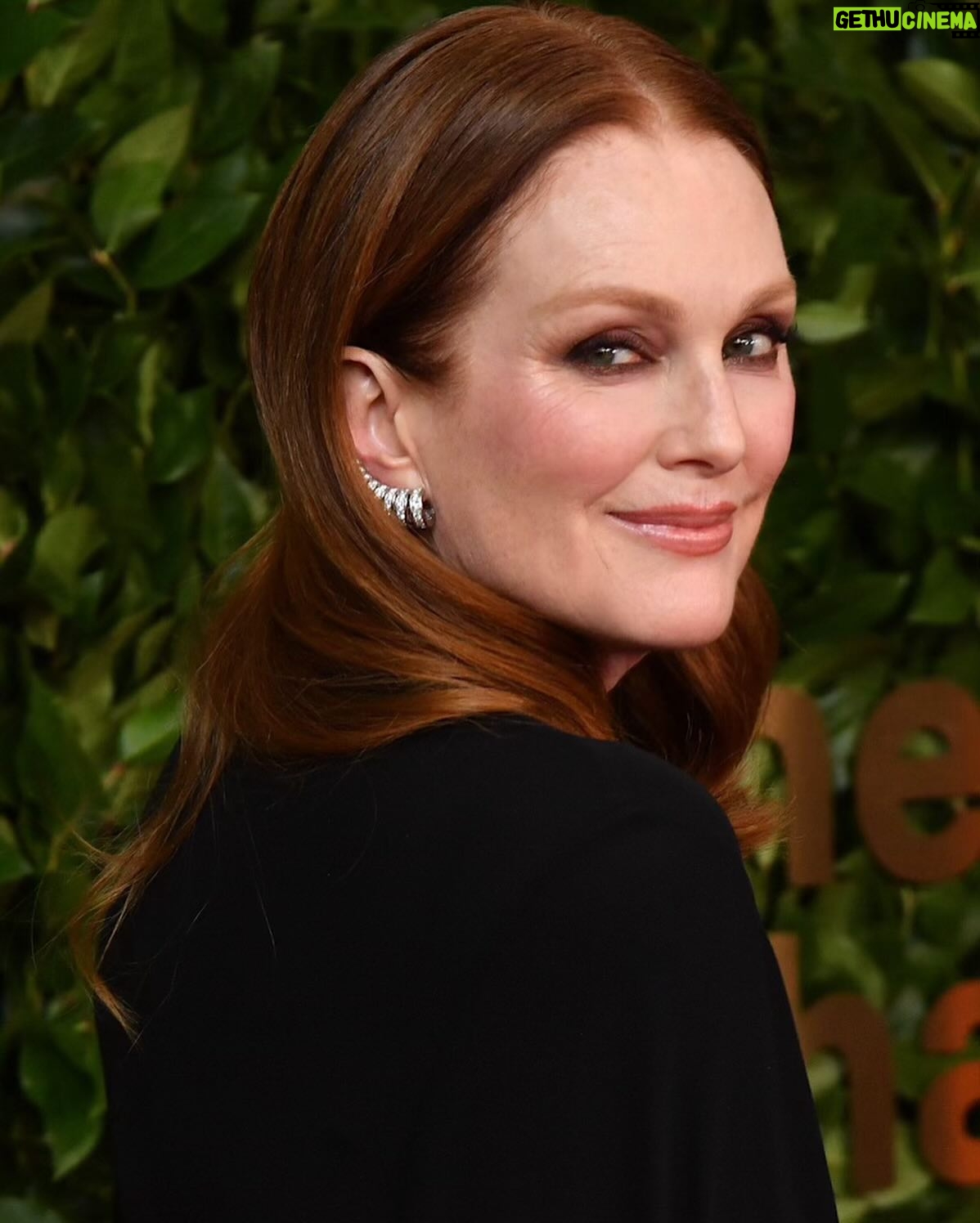 Julianne Moore Instagram - Last night #GothamAwards2023 💄@hungvanngo @jaydenhopham 💇‍♀️ @hairbyorlandopita 👗@kateyoung  @nataliegilhool @ysl @anthonyvaccarello @belperron 💅@ginailsinc 💆‍♀️@fabricioormonde @thegotham