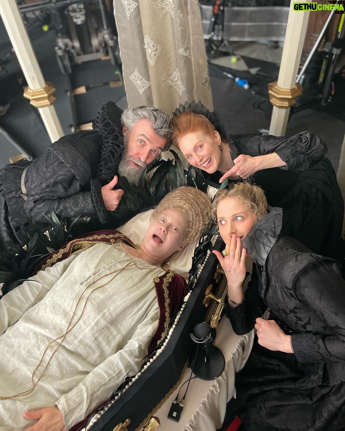 Julianne Moore Instagram - 17th century fun #MaryandGeorge @trinedyrholmofficial @niamhalgar @ohalloranm ❤️ @skytv @starz
