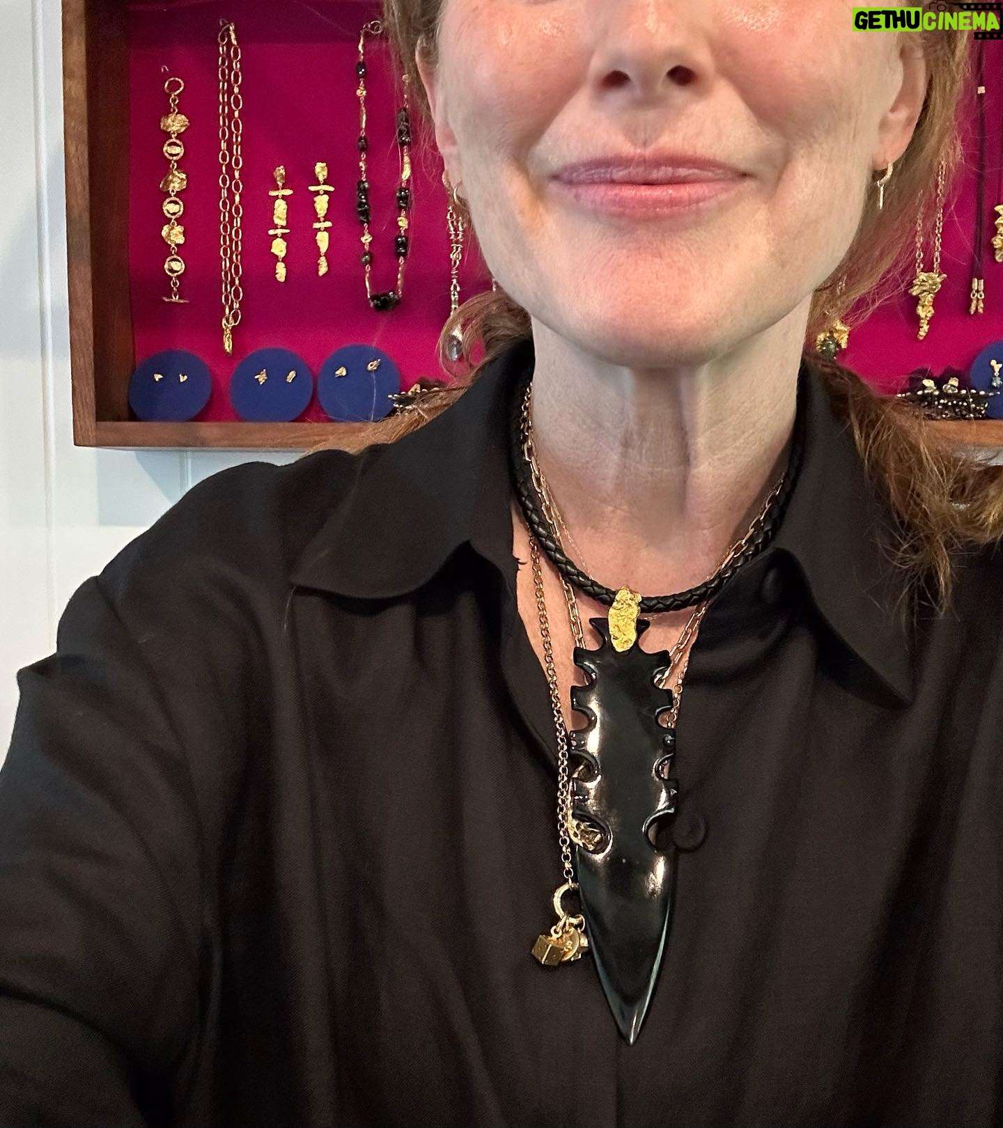 Julianne Moore Instagram - Look at Lisa! And Lisa! And me. And all of the great female artists on view at @onnahouse ❤️❤️❤️ what a fantastic exhibit. Thank you @lisaperrystyle and love you @lisaeisnerjewelry
