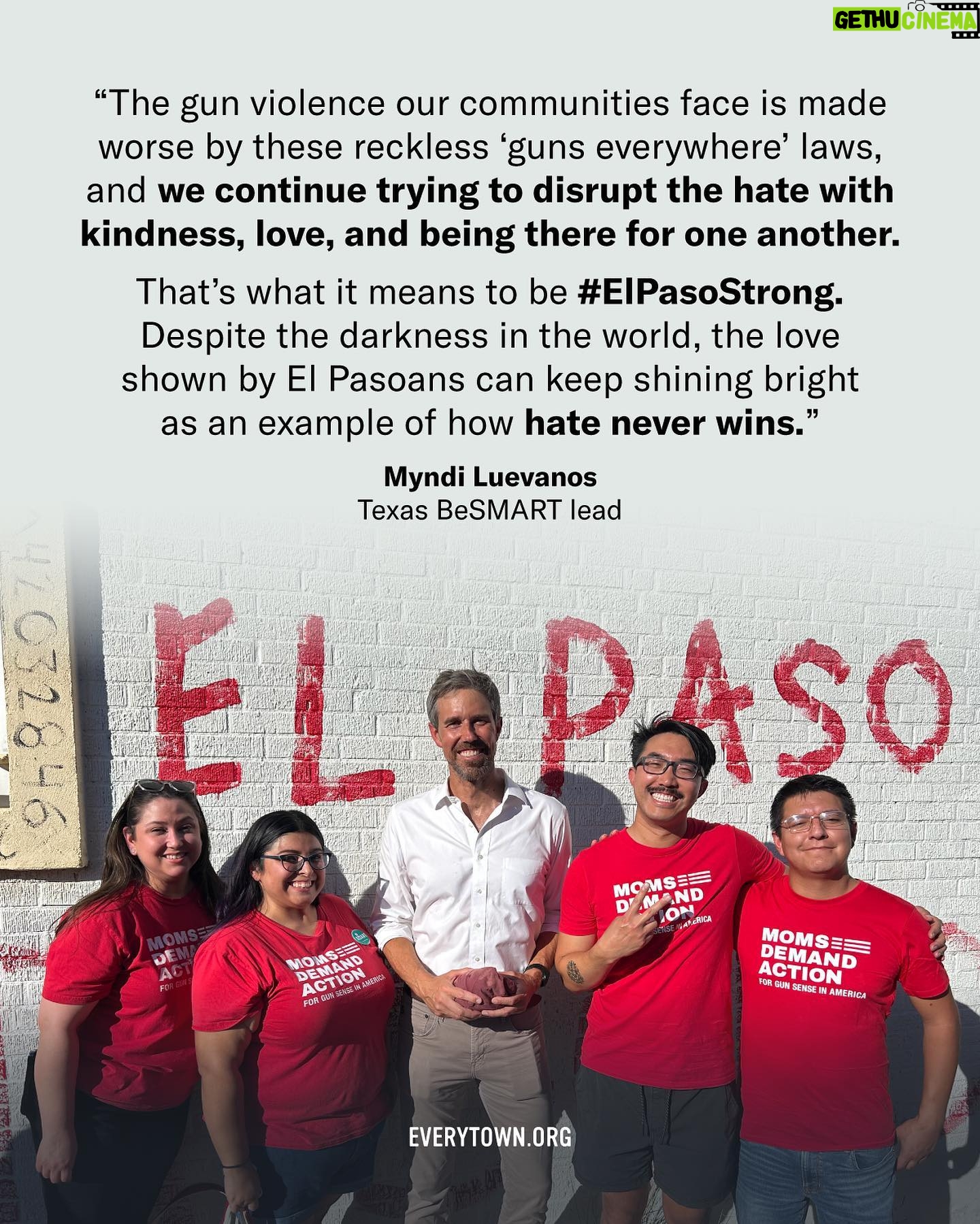 Julianne Moore Instagram - It's been four years since a white supremacist armed with an assault rifle targeted the predominantly Latinx community of El Paso, Texas. Myndi Luevanos, native El Pasoan and @MomsDemand and #BeSMART lead, shares how her community remains #ElPasoStrong. See the link in my bio for more.