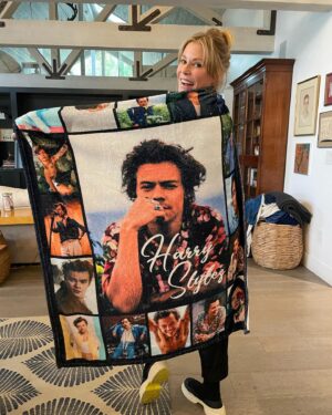 Julie Bowen Instagram - What a way to say Happy Birthday!  Thank you @riley_b_farmer @iamcfarm and sweet William, too… And @harrystyles, I haven’t gotten your gift yet. Someone is at the house all day, so…