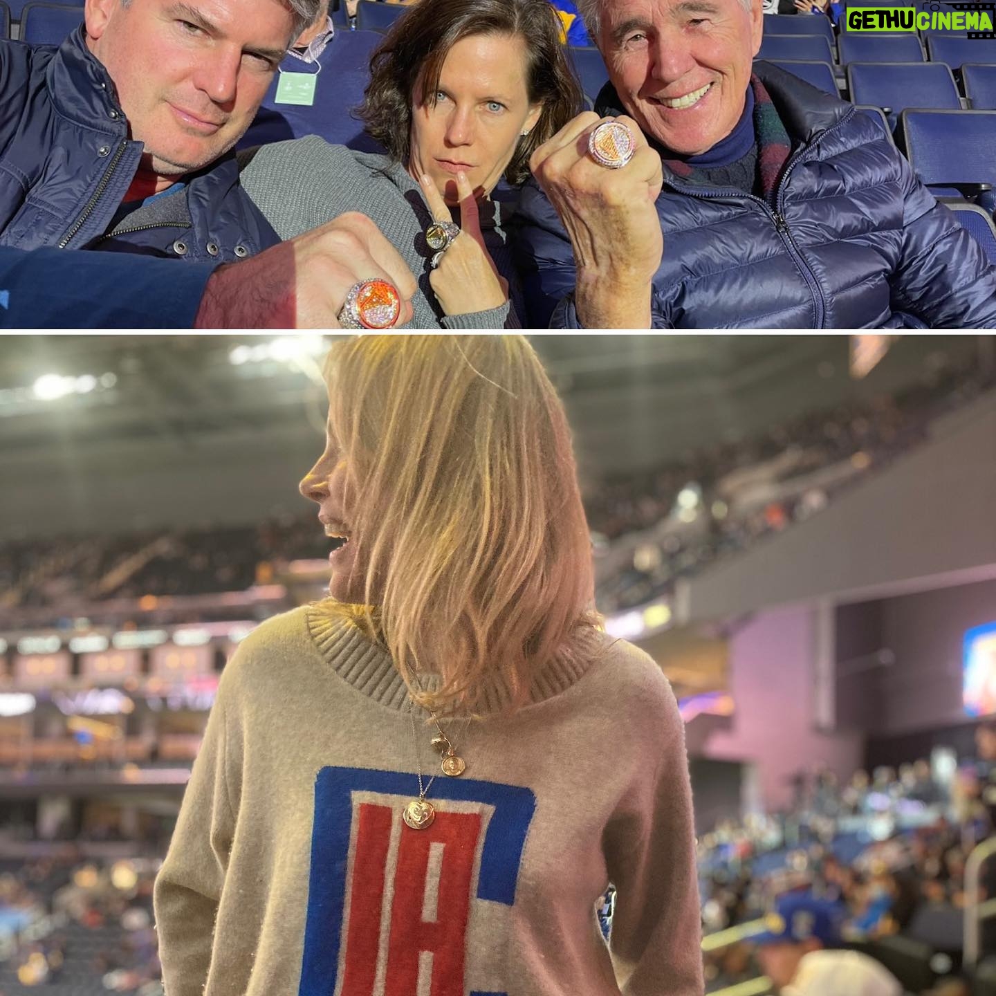 Julie Bowen Instagram - Thanksgiving with the family was great, aside from them taunting my @laclippers love with their massive @warriors bling. Clippers lost so hard, but I kept the sweater on…