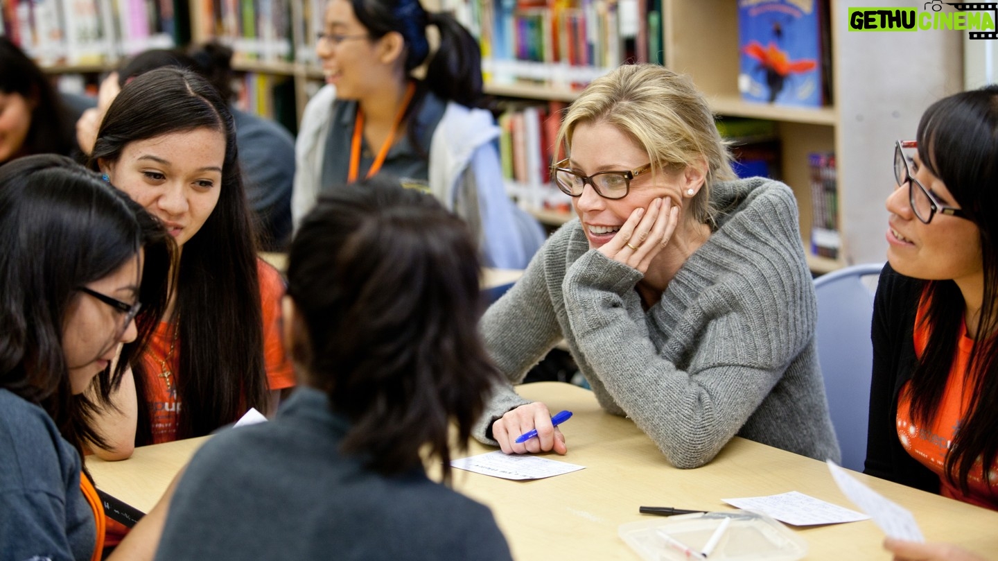 Julie Bowen Instagram - So proud to have worked with all the girls that Step Up has helped over the years. Step Up makes their dreams come true... and you can too! To celebrate today's International Day of the Girl, follow @stepupwomensnetwork or sign up to be a mentee or mentor!