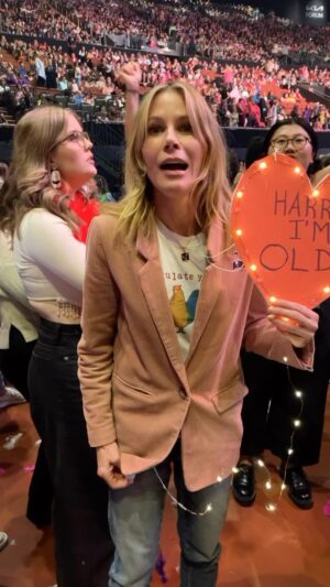 Julie Bowen Instagram - I’m here!  HARRY!  @harrystyles @harryflorals