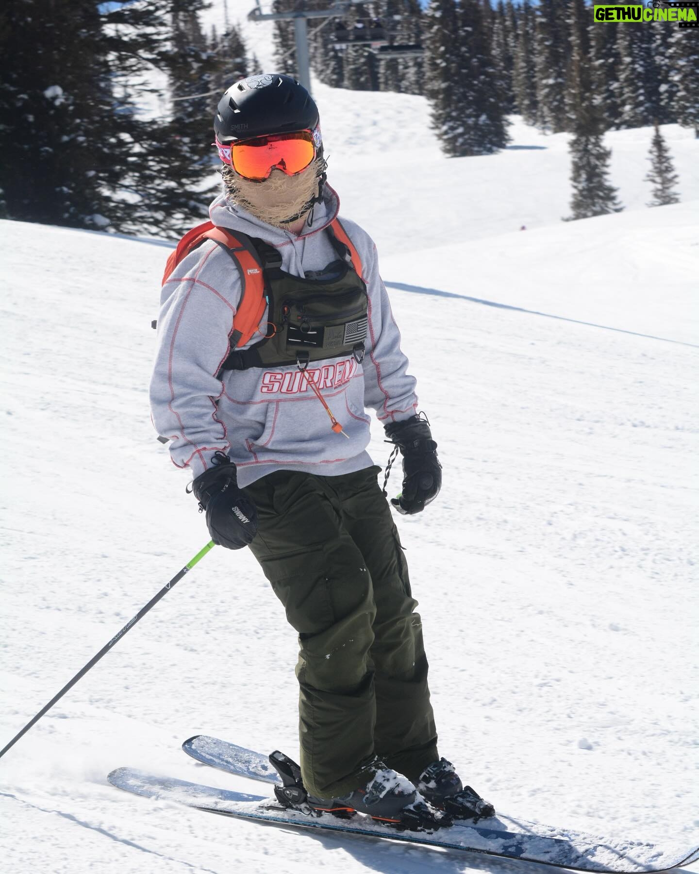Julie Bowen Instagram - Sorry about the incognito ski looks, but it’s the only way to post a happy birthday to my oldest son when he forbids me to show his face. I love you so much, Oliver. Thanks for being a great son and ski buddy. And thanks for absorbing all my parenting errors like a champ. The first one is always closest to the bomb blast, but you’re also the one who made me a mom. Thank you for all the lessons we’ve failed to learn together. (And thanks for those big wins, too). You were born 5 minutes ago…❤️❤️❤️