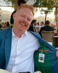 Julie Bowen Instagram - The wedding was spectacular, but @voguemagazine missed a few teensy details: Jesse’s “clergy” badge, the back of Ed Hyland’s amazing tie, and my eternal date @curlefreye. Oh! And the party bus. The party bus was 💣 #sarahandwellswedding