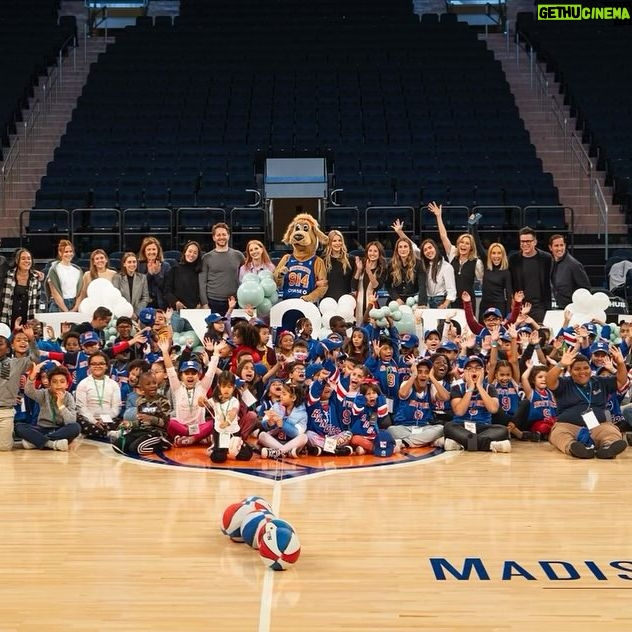 Julie Bowen Instagram - Such a special day at @baby2baby’s Back2School distribution at @thegarden where we provided New York students with everything they need for the classroom plus an unforgettable experience on the court at MSG!”