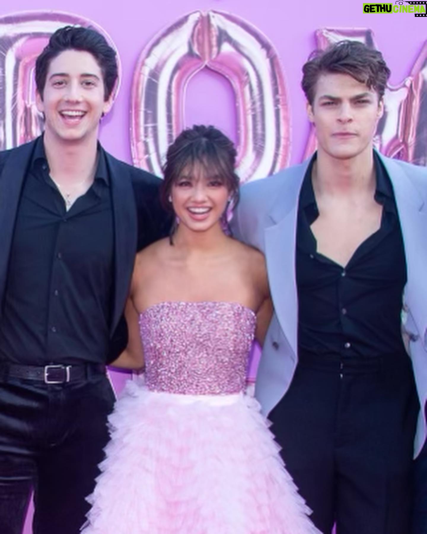 Julie Bowen Instagram - From my kitchen table to set in Vancouver to sharing the premiere of Prom Pact with my kids, this has been an amazing ride!
