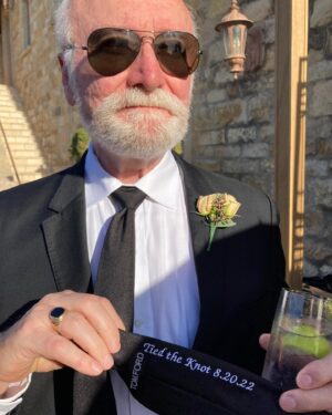 Julie Bowen Instagram - The wedding was spectacular, but @voguemagazine missed a few teensy details: Jesse’s “clergy” badge, the back of Ed Hyland’s amazing tie, and my eternal date @curlefreye.  Oh! And the party bus. The party bus was 💣 #sarahandwellswedding