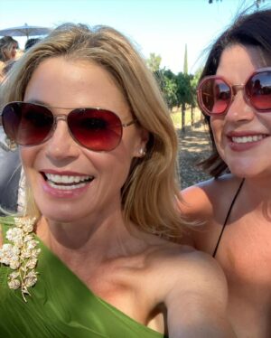 Julie Bowen Instagram - The wedding was spectacular, but @voguemagazine missed a few teensy details: Jesse’s “clergy” badge, the back of Ed Hyland’s amazing tie, and my eternal date @curlefreye.  Oh! And the party bus. The party bus was 💣 #sarahandwellswedding