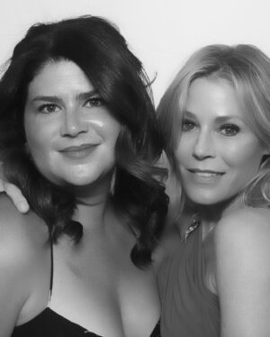 Julie Bowen Instagram - The wedding was spectacular, but @voguemagazine missed a few teensy details: Jesse’s “clergy” badge, the back of Ed Hyland’s amazing tie, and my eternal date @curlefreye.  Oh! And the party bus. The party bus was 💣 #sarahandwellswedding