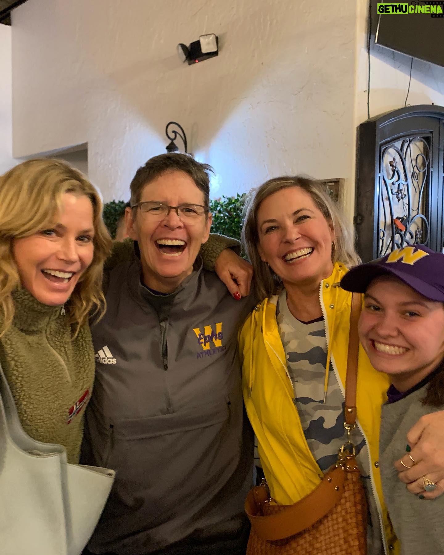 Julie Bowen Instagram - Great day with the Williams softball crew and my sisters. Go Ephs!!