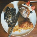Julie Bowen Instagram - The first episode of Dinners on Me is finally here and there was no better way to launch this podcast than reuniting for dinner with my tv sis, Julie Bowen. We ate at 📍 Republique in LA — and she only managed to make me blush…. twice. 😩😂🫣 Thankfully you can’t see that because it’s a podcast… you’ll just have to take my word for it. Listen now at the link in my bio and wherever you get your podcasts! https://listen.sonymusic-podcasts.link/dinnersonme Have you already listened? Let me know what you think below!