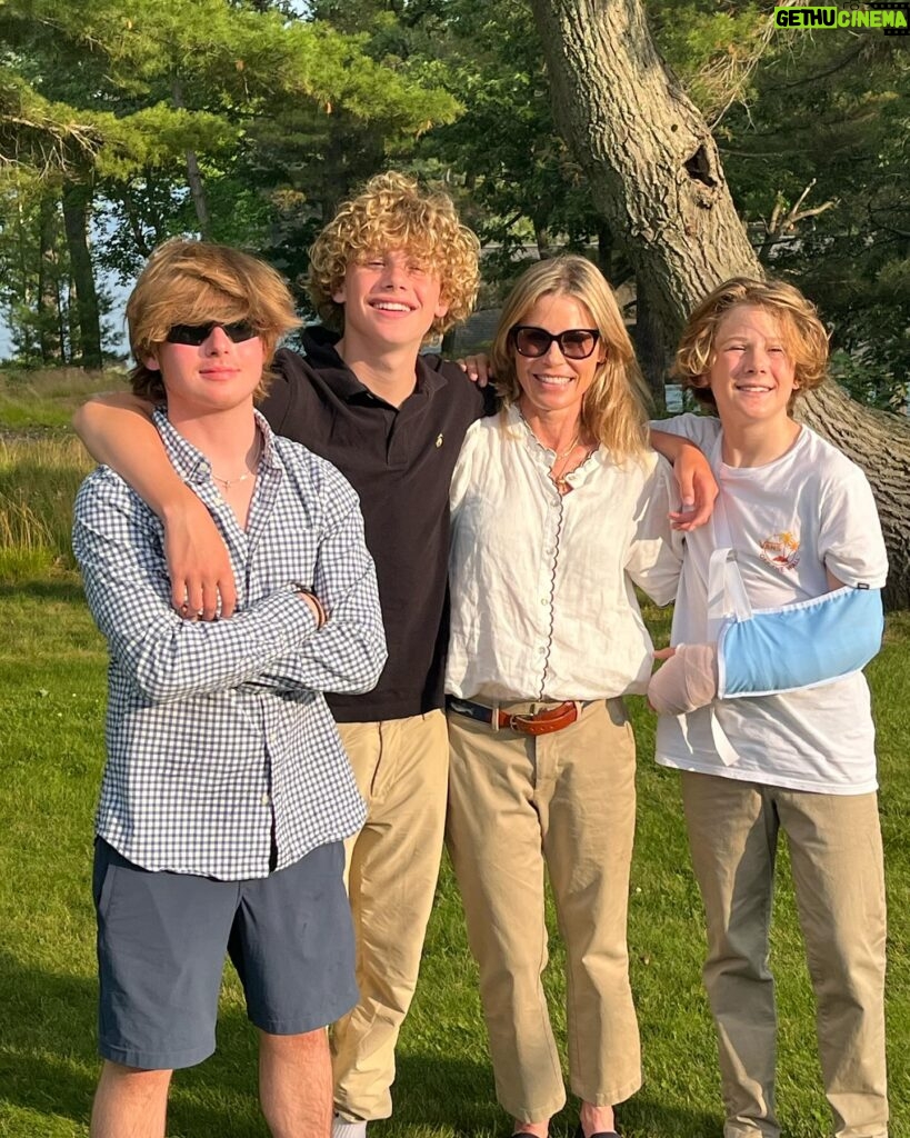 Julie Bowen Instagram - Every day is “Son’s Day” at my house, but today I get to post pics!! Video courtesy of @scottphillips, a great dad to 3 boys of every age…