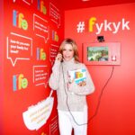 Julie Bowen Instagram - #ad I had such a great time yesterday at the @lifecereal pop up phone booth experience talking to parents and hearing all your great advice in person! Seriously, so helpful...parents can truly do it all. Looking forward to hearing even more of your tips and tricks from across the country this week over the phone because... Life Cereal’s parenting tips hotline is still live - you can call in at 1-855-443-9595 through November 19 to share or discover some #ifykyk advice that makes life a little easier for your family. So what are you waiting for – let’s hear it! @lifecereal