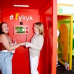 Julie Bowen Instagram - #ad I had such a great time yesterday at the @lifecereal pop up phone booth experience talking to parents and hearing all your great advice in person! Seriously, so helpful...parents can truly do it all. Looking forward to hearing even more of your tips and tricks from across the country this week over the phone because... Life Cereal’s parenting tips hotline is still live - you can call in at 1-855-443-9595 through November 19 to share or discover some #ifykyk advice that makes life a little easier for your family. So what are you waiting for – let’s hear it! @lifecereal