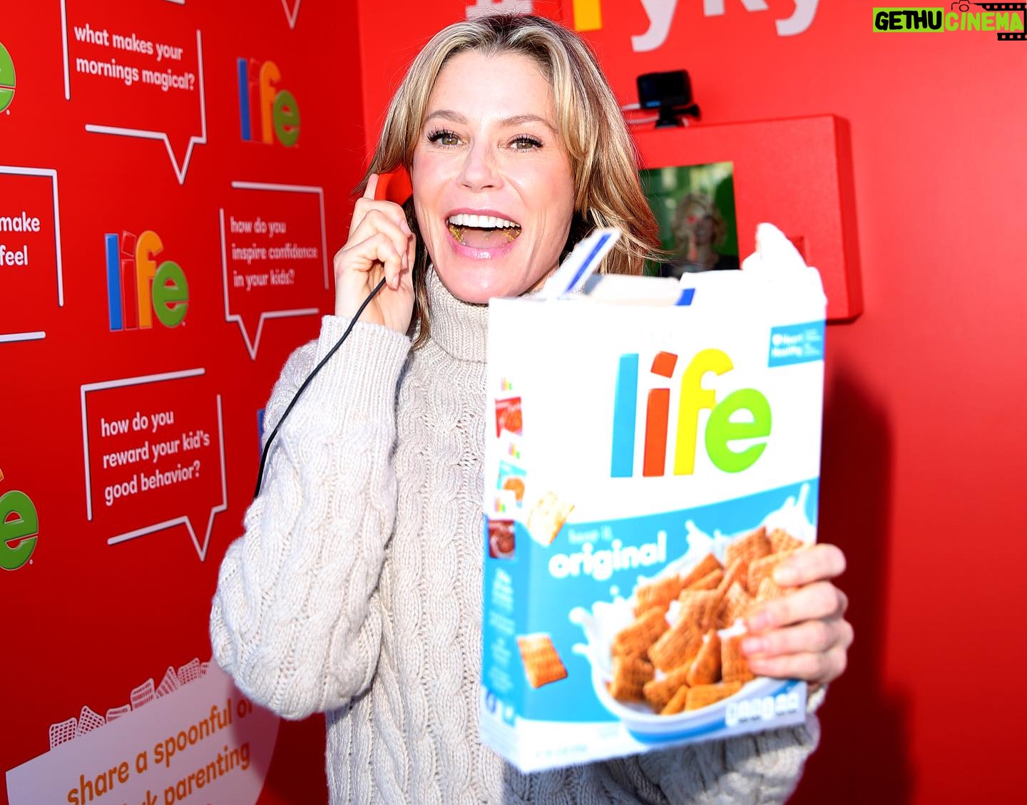 Julie Bowen Instagram - #ad I had such a great time yesterday at the @lifecereal pop up phone booth experience talking to parents and hearing all your great advice in person! Seriously, so helpful...parents can truly do it all. Looking forward to hearing even more of your tips and tricks from across the country this week over the phone because... Life Cereal’s parenting tips hotline is still live - you can call in at 1-855-443-9595 through November 19 to share or discover some #ifykyk advice that makes life a little easier for your family. So what are you waiting for – let’s hear it! @lifecereal
