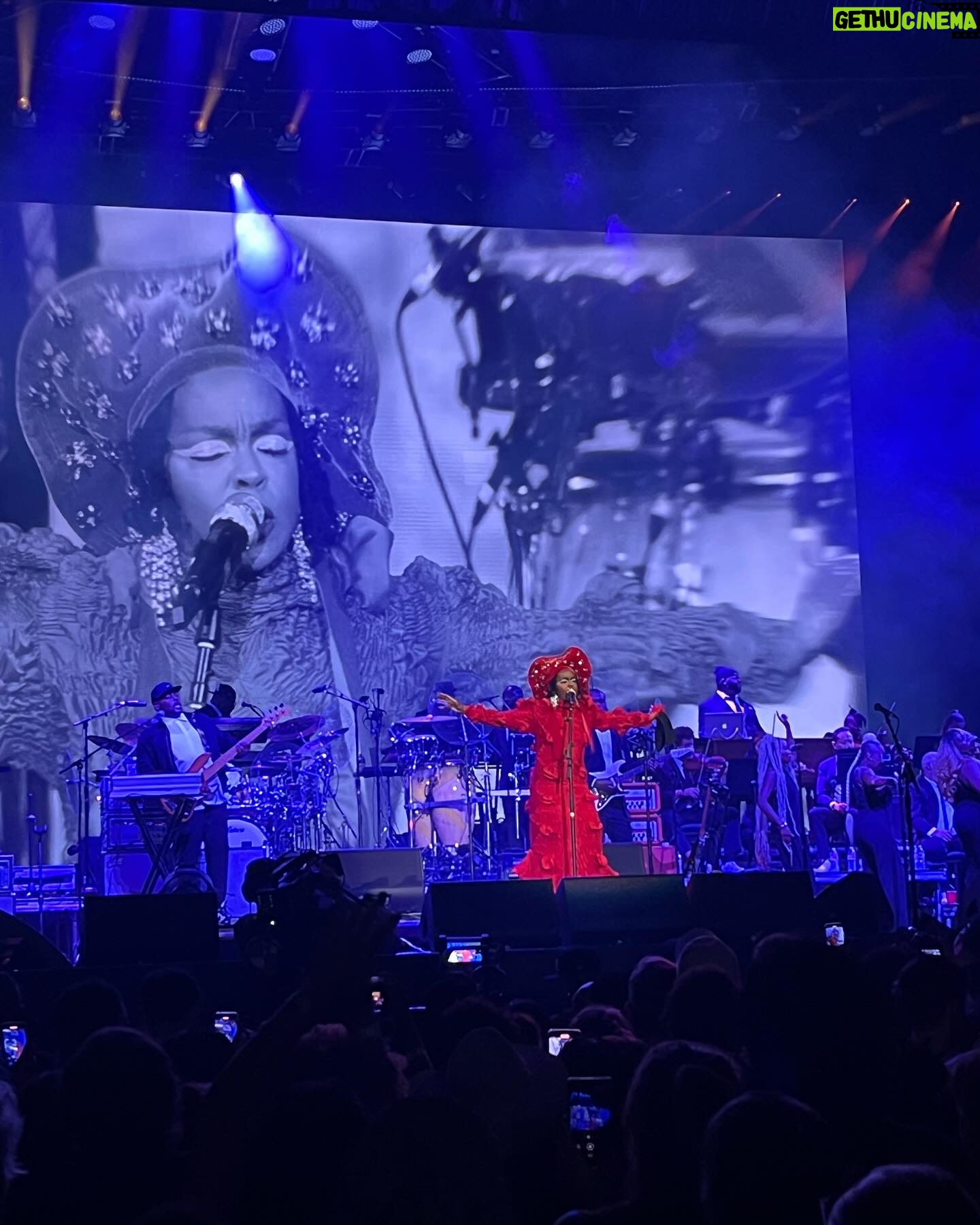 Julie Bowen Instagram - How was not night, you ask? Ms. Lauryn Hill at Kia Forum dash across 4 parking lots to get kids from Travis Scott at SoFi = Oura ring reminding me I’m too old for this….
