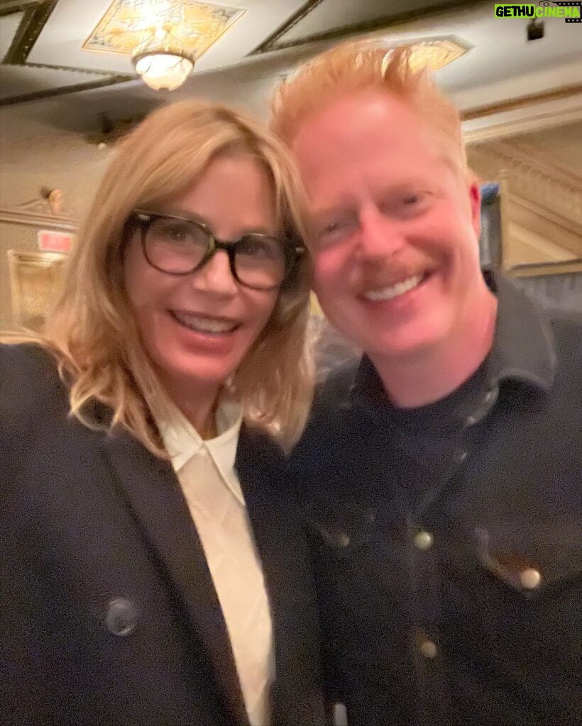 Julie Bowen Instagram - Best night at the theater ever! @jessetyler is PHENOMENAL in Take Me Out. The whole cast was perfection. I’m so proud to call you my fake brother, Jesse! I love you!!