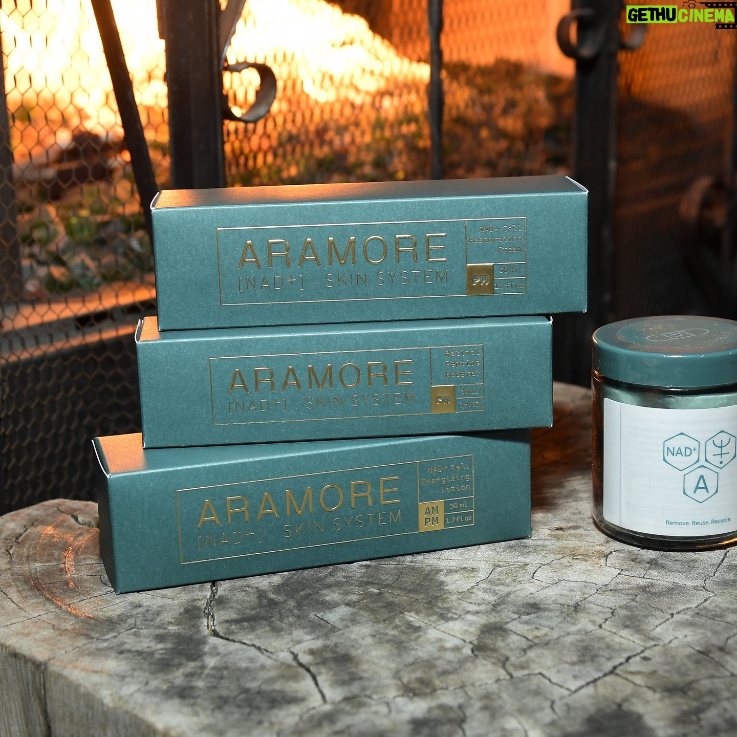 Julie Bowen Instagram - I got to go to the launch of my friend's new skincare line @aramoreskincare. She helped develop the line while camping out at my house, so I got to be a guinea pig. I can say first hand this stuff is the BOMB. Congrats to #stephenkennedysmith and @appleviaandco!
