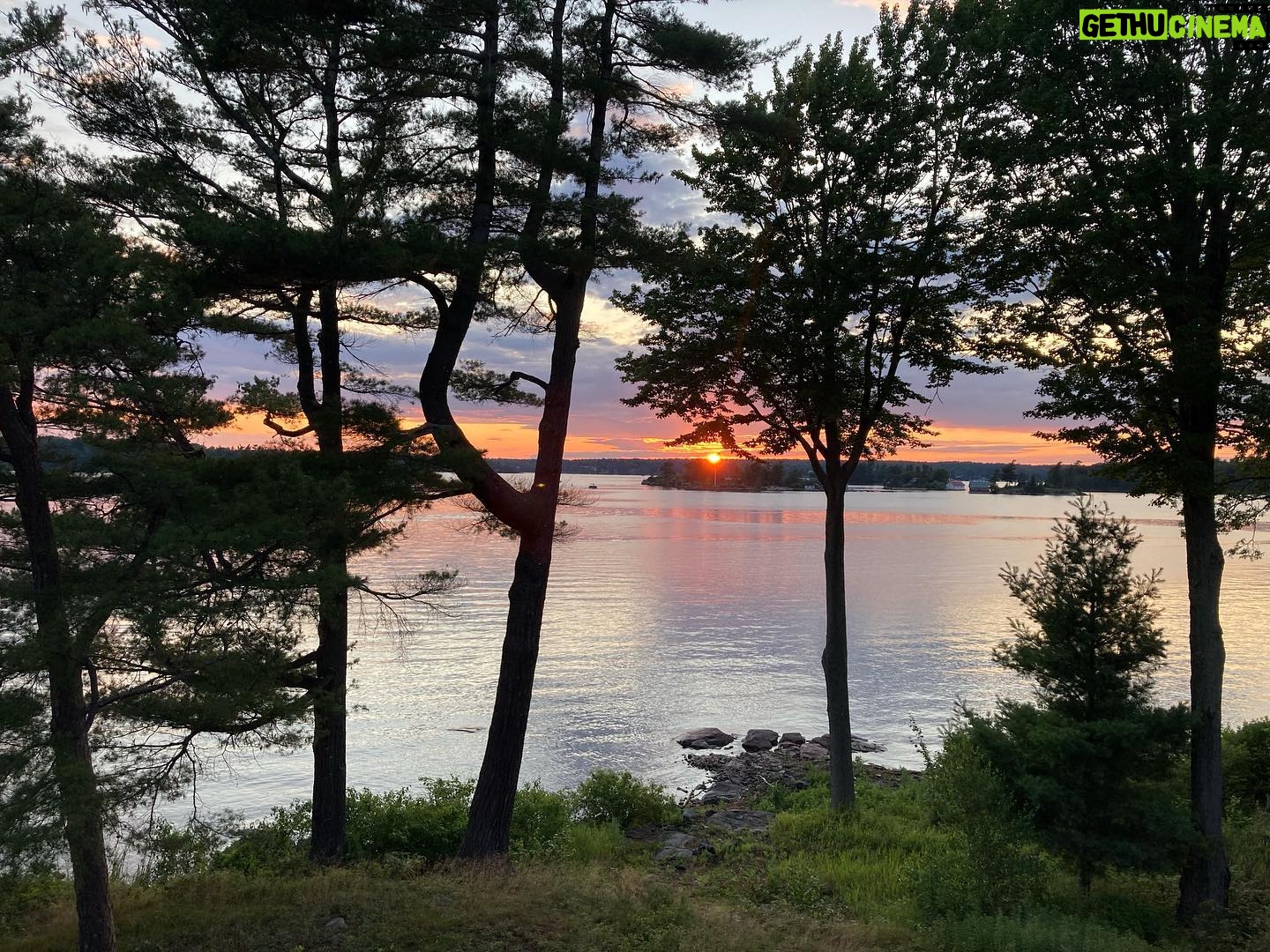 Julie Bowen Instagram - Thousand Islands photo dump. What a magical time with the extended family. I’m so grateful to my aunt and cousins for letting us crash their solitude. Thanks most of all to my sister-wife @helentextor for making me laugh no matter how much laundry there was.