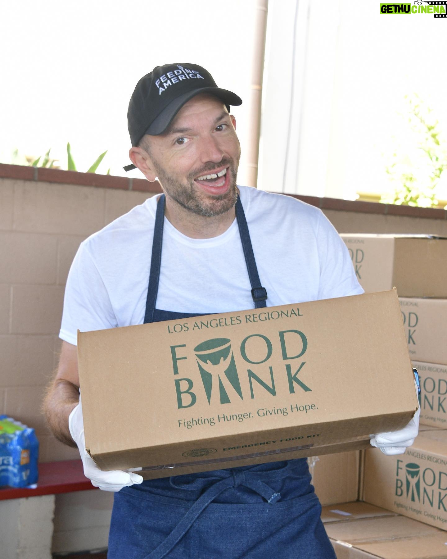 Julie Bowen Instagram - It’s Hunger Action Month, so I joined @FeedingAmerica and @LAFoodBank in the fight to end hunger by distributing food to local community members. Join in the fight to end hunger at feedingamerica.org/hungeractionmonth #HungerActionMonth #EndHunger