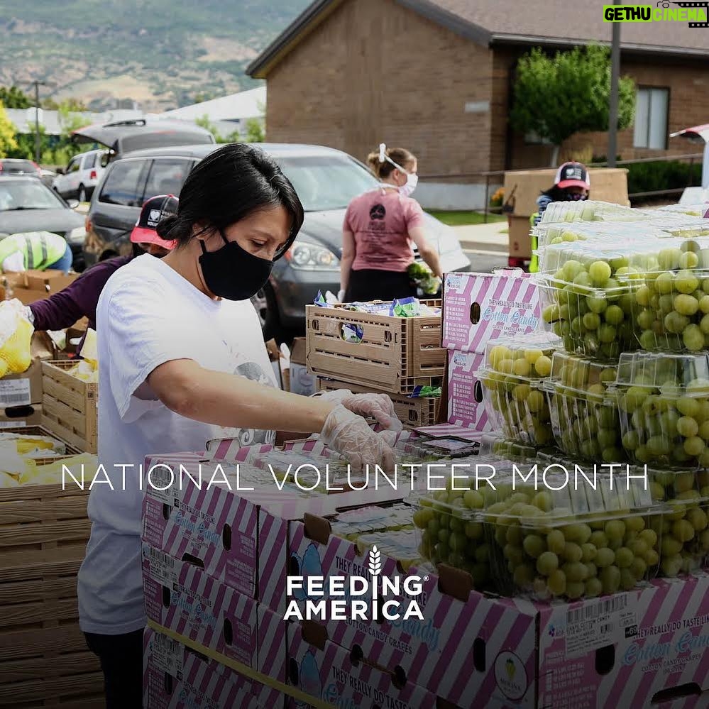 Julie Bowen Instagram - Looking to give back? @feedingamerica is an incredible organization that I love to volunteer with. I mean...they feed people, what's not to support? It's safe, it's fun, and food banks need our help.