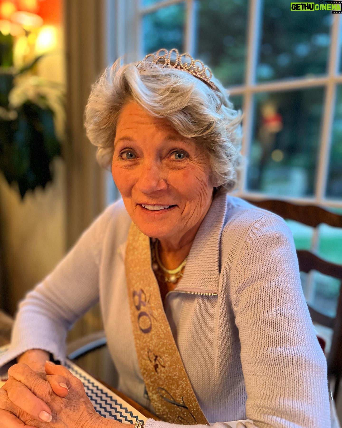 Julie Bowen Instagram - HAPPY BIRTHDAY, MOM! Thanks for getting us all together to celebrate. I love you, even if you’re bad at giant beer pong.