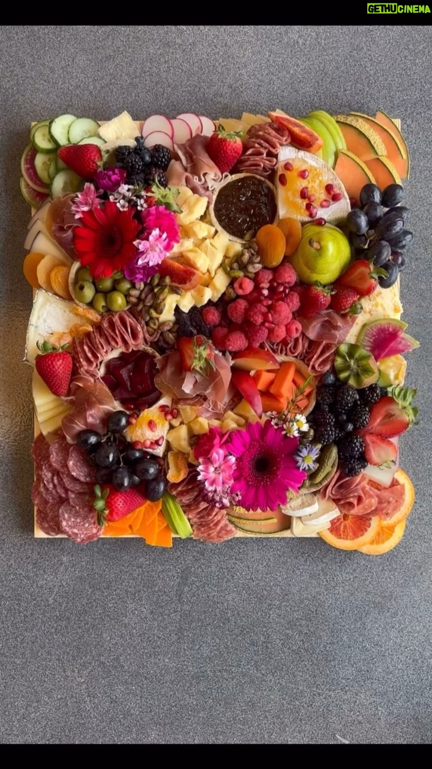 Julie Bowen Instagram - Twenty unexpected parents at pre-prom party Thanks @silverlakesocialite for saving my bacon with your prosciutto…(and cheese). And yeah, I posted on my stories already , but guess what, fellow old people? Stories go away, and everyone needs to know about this badass charcuterie joint.