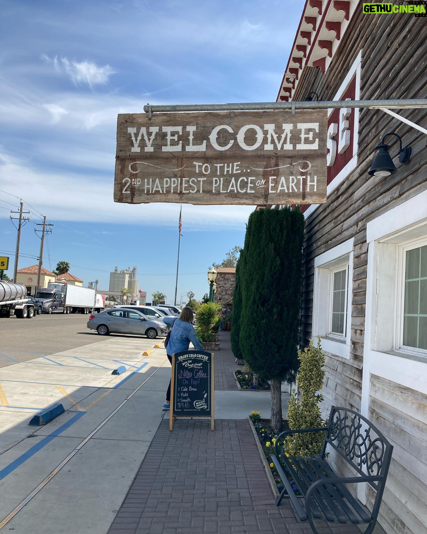 Julie Bowen Instagram - Road trip! At a surprisingly delightful rest stop, I found my new tiny home…